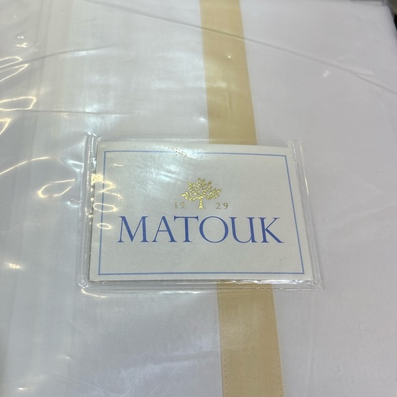 - Matouk Lowell Sand 600 TC Percale Duvet 86” X 92” Full/ Queen. $799 Value - Picture 2 of 5